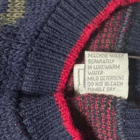 (M) Vintage United States Sweater Roses with Green Stems - Picture 2 of 4